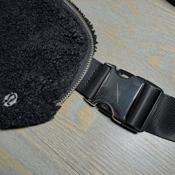 Lululemon Everywhere Belt Bag 1L
Fleece (Black) - Picture 5 of 5